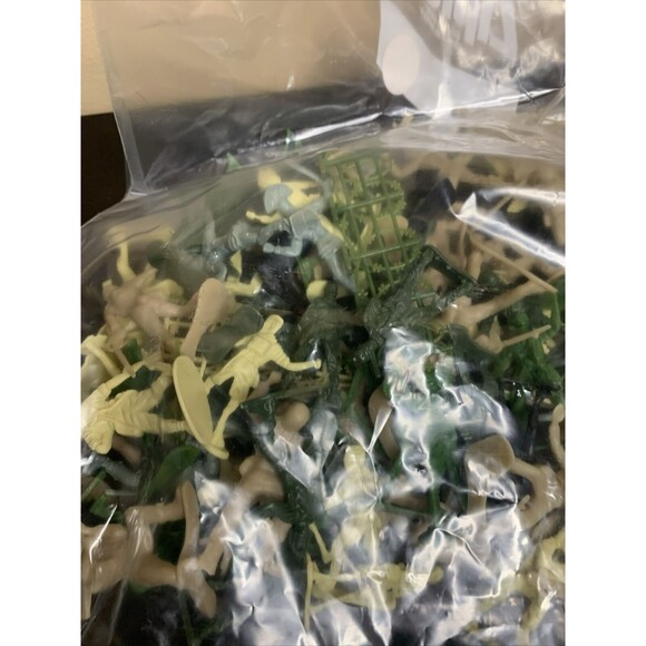 Lot 0f 112 Vintage Army Men Toy Soldiers Figures a few, warriors 2 Helicopters - Picture 5 of 6